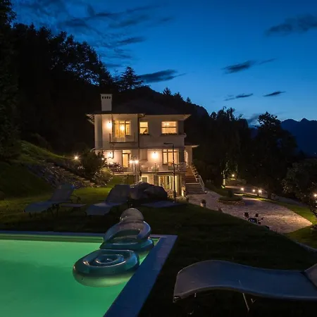 Sleeps 13 Pool Air Con Wifi